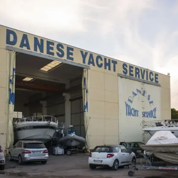 Capannone cantieri Navali Danese Yacht service